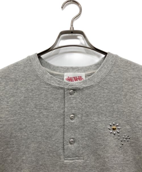 BADWAY（バッドウェイ）BADWAY (バッドウェイ) Flower studs henry thermal / フラワースタッズ ヘンリーサーマルT グレー サイズ:Lの古着・服飾アイテム