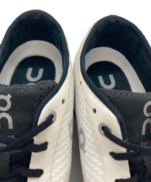 on（オン）on (オン) ローカットスニーカー ホワイト サイズ:SIZE UK7.5の古着・服飾アイテム