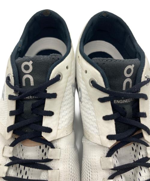 on（オン）on (オン) ローカットスニーカー ホワイト サイズ:SIZE UK7.5の古着・服飾アイテム