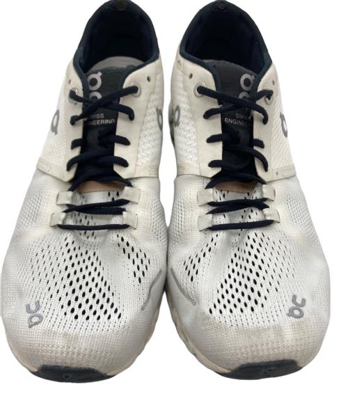 on（オン）on (オン) ローカットスニーカー ホワイト サイズ:SIZE UK7.5の古着・服飾アイテム