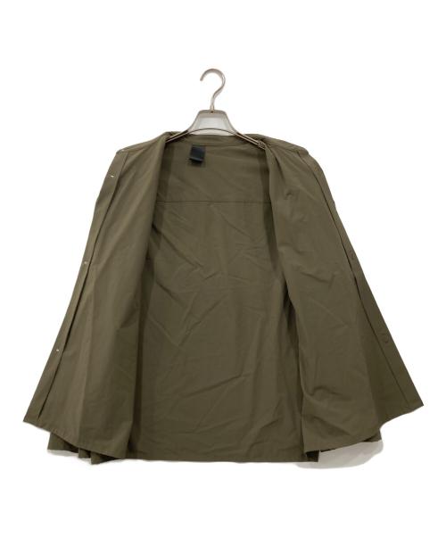 N.HOOLYWOOD（エヌ ハリウッド）N.HOOLYWOOD (エヌ ハリウッド) スタンドカラーナイロンシャツ カーキ サイズ:38の古着・服飾アイテム