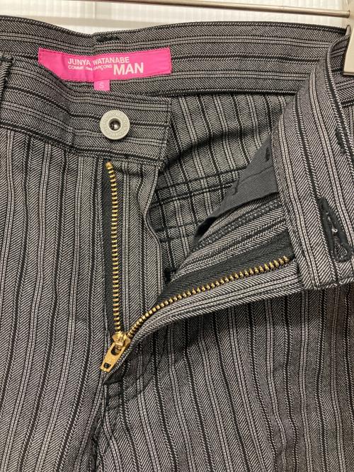 JUNYA WATANABE COMME des GARCONS MAN PINK（ジュンヤワタナベ コムデギャルソンマン ピンク）JUNYA WATANABE COMME des GARCONS MAN PINK (ジュンヤワタナベ コムデギャルソンマン ピンク) ストライプパンツ グレー サイズ:Sの古着・服飾アイテム