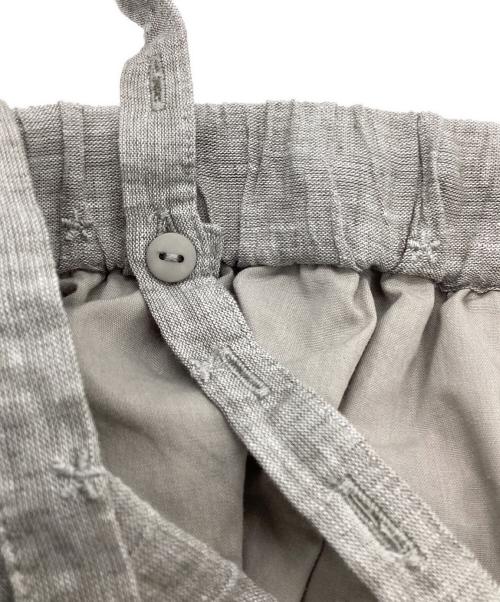 Samansa Mos2（サマンサモスモス）Samansa Mos2 (サマンサモスモス) kazumi (カズミ) サス付き刺繍スカート グレー サイズ:Fの古着・服飾アイテム