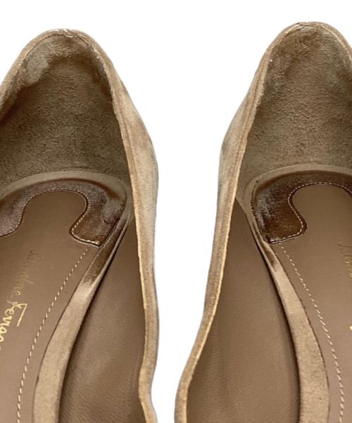 Salvatore Ferragamo（サルヴァトーレ フェラガモ）Salvatore Ferragamo (サルヴァトーレ フェラガモ) チャンキーヒールパンプス ベージュ サイズ:9の古着・服飾アイテム
