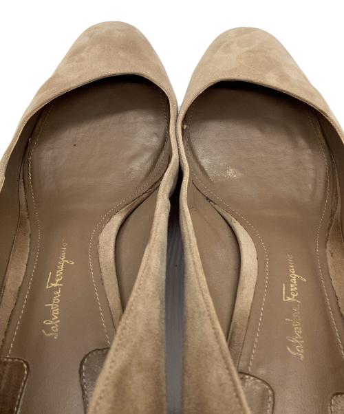 Salvatore Ferragamo（サルヴァトーレ フェラガモ）Salvatore Ferragamo (サルヴァトーレ フェラガモ) チャンキーヒールパンプス ベージュ サイズ:9の古着・服飾アイテム