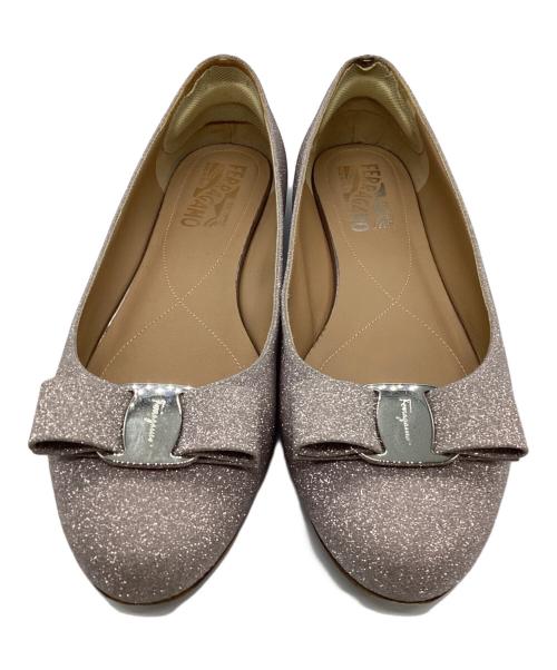 Salvatore Ferragamo（サルヴァトーレ フェラガモ）Salvatore Ferragamo (サルヴァトーレ フェラガモ) ヴァラリボン ラメパンプス ピンク サイズ:8の古着・服飾アイテム