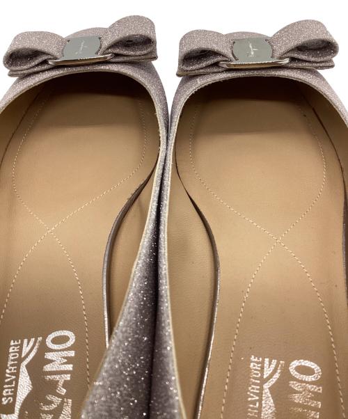 Salvatore Ferragamo（サルヴァトーレ フェラガモ）Salvatore Ferragamo (サルヴァトーレ フェラガモ) ヴァラリボン ラメパンプス ピンク サイズ:8の古着・服飾アイテム