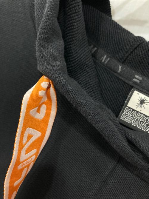 Maison MIHARA YASUHIRO（メゾン ミハラ ヤスヒロ）Maison MIHARA YASUHIRO (メゾン ミハラ ヤスヒロ) FILA (フィラ) プルオーバーパーカー ブラック サイズ:Mの古着・服飾アイテム