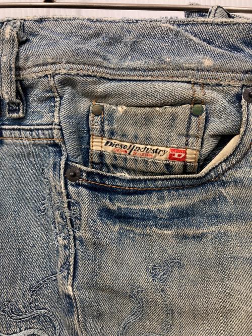 DIESEL（ディーゼル）DIESEL (ディーゼル) 刺繍デニムパンツ インディゴ サイズ:W30×L32の古着・服飾アイテム