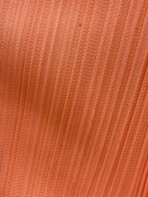 ISSEY MIYAKE（イッセイミヤケ）ISSEY MIYAKE (イッセイミヤケ) ノースリーブプリーツブラウス オレンジ サイズ:Mの古着・服飾アイテム