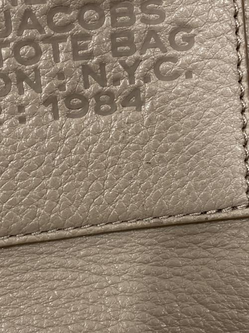 MARC JACOBS（マークジェイコブス）MARC JACOBS (マークジェイコブス) ザ レザー トート バッグ ミディアム ベージュの古着・服飾アイテム