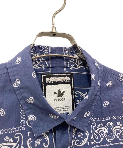 adidas（アディダス）adidas (アディダス) NEIGHBORHOOD (ネイバーフッド) バンダナ柄シャツ ブルー サイズ:Mの古着・服飾アイテム