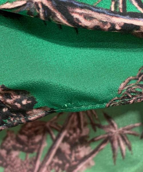 AKIRA NAKA（アキラナカ）AKIRA NAKA (アキラナカ) 総柄 ハイネック ボウタイブラウス グリーン サイズ:36の古着・服飾アイテム