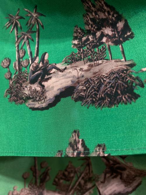 AKIRA NAKA（アキラナカ）AKIRA NAKA (アキラナカ) 総柄 ハイネック ボウタイブラウス グリーン サイズ:36の古着・服飾アイテム