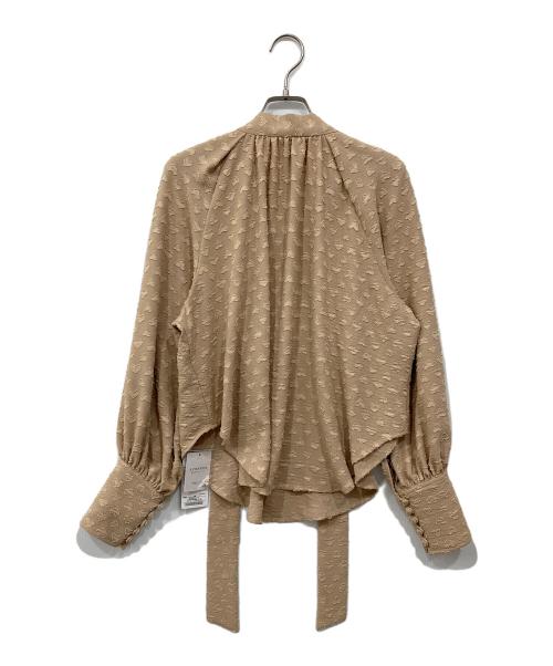 SHIPS（シップス）SHIPS (シップス) カット ジャカード ボウタイ ブラウス ベージュ サイズ:S 未使用品の古着・服飾アイテム