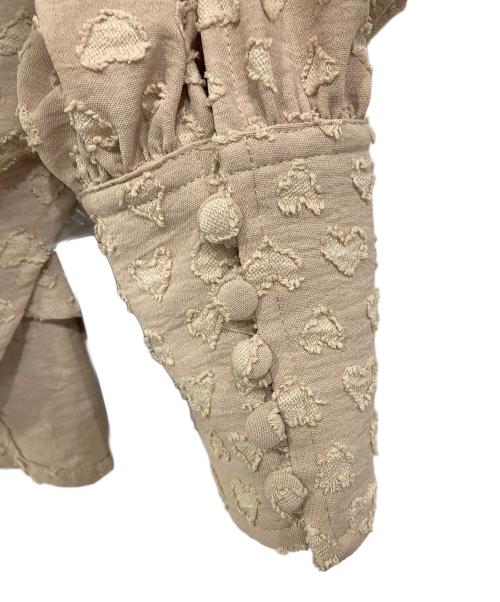 SHIPS（シップス）SHIPS (シップス) カット ジャカード ボウタイ ブラウス ベージュ サイズ:S 未使用品の古着・服飾アイテム