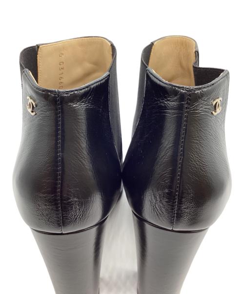 CHANEL（シャネル）CHANEL (シャネル) ココマークサイドゴアショートブーツ ブラック サイズ:37 1/2の古着・服飾アイテム