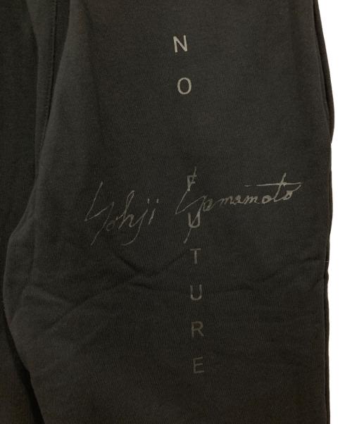 New Era（ニューエラ）New Era (ニューエラ) Yohji Yamamoto pour homme (ヨウジヤマモト プールオム) SWT PNTS YY LABEL LOGO NEW ERA PANTS ブラック サイズ:3の古着・服飾アイテム