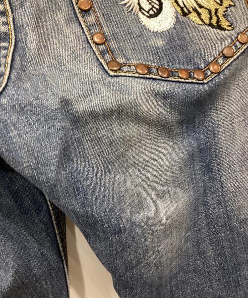DOLCE & GABBANA（ドルチェ＆ガッバーナ）DOLCE & GABBANA (ドルチェ＆ガッバーナ) 虎刺繍スタッズデニムパンツ インディゴ サイズ:31の古着・服飾アイテム