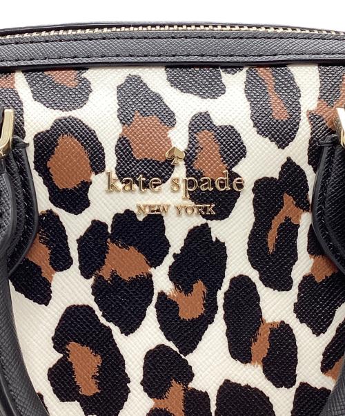Kate Spade（ケイトスペード）Kate Spade (ケイトスペード) マディソン スポッテッド レオパード プリント ドーリー ダッフル クロスボディ ベージュ×ホワイトの古着・服飾アイテム