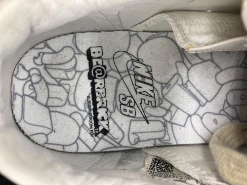 NIKE SB（ナイキエスビー）NIKE SB (ナイキエスビー) MEDICOM TOY (メディコムトイ) スニーカー アイボリー サイズ:23.5の古着・服飾アイテム