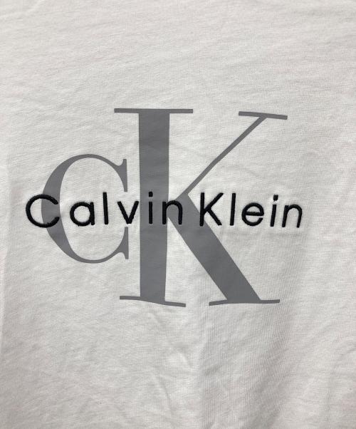 Calvin Klein Jeans（カルバンクラインジーンズ）Calvin Klein Jeans (カルバンクラインジーンズ) プリントTシャツ ホワイト サイズ:Sの古着・服飾アイテム