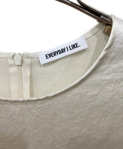 EVERYDAY I LIKE.（エヴリデイ アイ ライク）EVERYDAY I LIKE. (エヴリデイ アイ ライク) Minimal Satin ブラウス アイボリー サイズ:Freeの古着・服飾アイテム