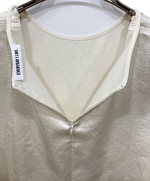 EVERYDAY I LIKE.（エヴリデイ アイ ライク）EVERYDAY I LIKE. (エヴリデイ アイ ライク) Minimal Satin ブラウス アイボリー サイズ:Freeの古着・服飾アイテム