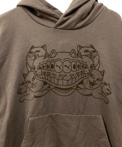 PUMA（プーマ）PUMA (プーマ) RIPNDIP (リップンディップ) ボクシー グラフィック プルオーバーフーディ ブラウン サイズ:XL 未使用品の古着・服飾アイテム