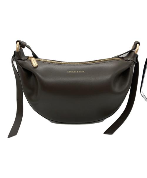 CHARLES & KEITH（チャールズアンドキース）CHARLES & KEITH (チャールズアンドキース) カルラ ハーフムーンバッグ ブラウン サイズ:不明の古着・服飾アイテム