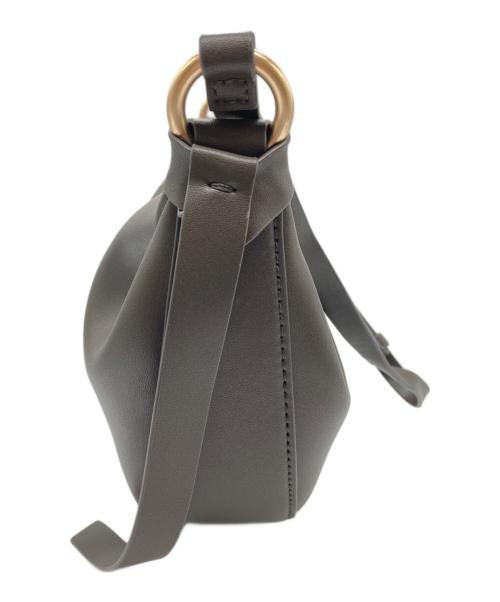 CHARLES & KEITH（チャールズアンドキース）CHARLES & KEITH (チャールズアンドキース) カルラ ハーフムーンバッグ ブラウン サイズ:不明の古着・服飾アイテム