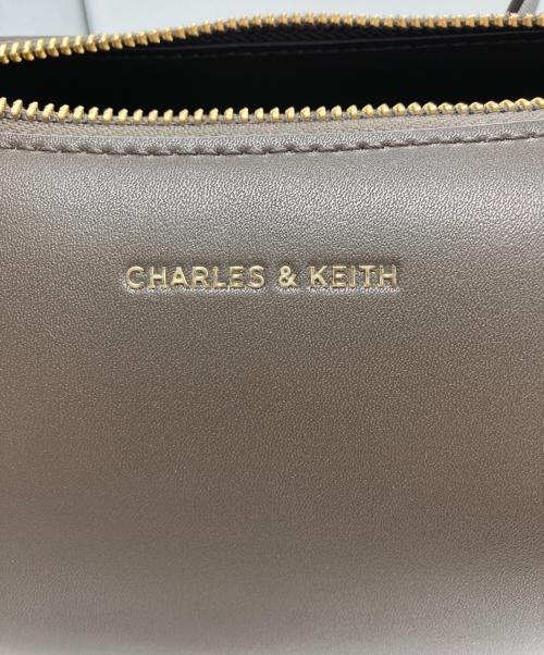 CHARLES & KEITH（チャールズアンドキース）CHARLES & KEITH (チャールズアンドキース) カルラ ハーフムーンバッグ ブラウン サイズ:不明の古着・服飾アイテム