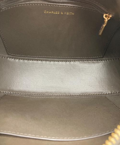 CHARLES & KEITH（チャールズアンドキース）CHARLES & KEITH (チャールズアンドキース) カルラ ハーフムーンバッグ ブラウン サイズ:不明の古着・服飾アイテム