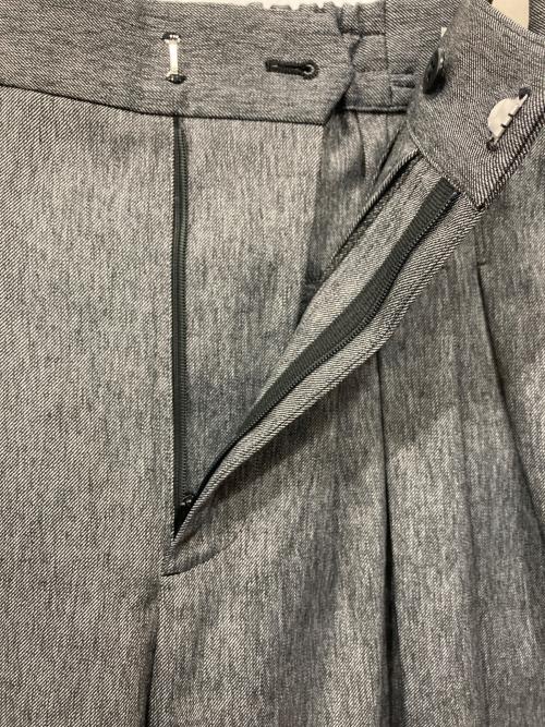 FRAY ID（フレイ アイディー）FRAY ID (フレイ アイディー) デザインタックワイドバギースラックス グレーの古着・服飾アイテム