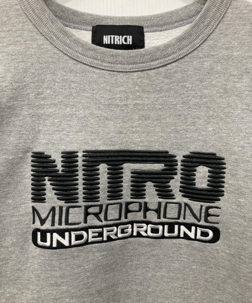 nitro microphone underground（ニトロ・マイクロフォン・アンダーグラウンド）NITRO MICROPHONE UNDERGROUND (ニトロ・マイクロフォン・アンダーグラウンド) 刺繍ロゴスウェット グレー サイズ:XLの古着・服飾アイテム