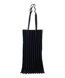 me ISSEY MIYAKE（ミーイッセイ ミヤケ）の古着「トートバッグ」｜ブラック