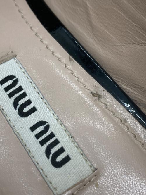 MIU MIU（ミュウミュウ）MIU MIU (ミュウミュウ) ビジューエナメルパンプス ブラック サイズ:37の古着・服飾アイテム