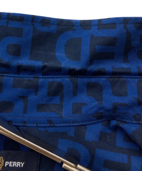 FRED PERRY（フレッドペリー）FRED PERRY (フレッドペリー) Graphic Text Shirt　グラフィックテキストシャツ ブルー サイズ:Lの古着・服飾アイテム
