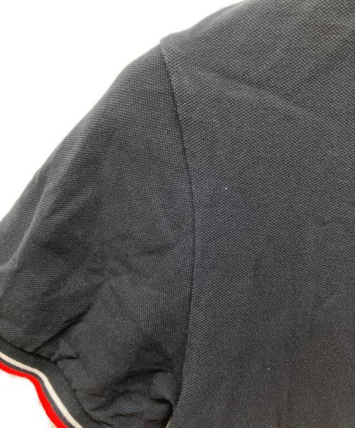 PRADA（プラダ）PRADA (プラダ) ラバーロゴ 半袖ポロシャツ ブラック サイズ:Lの古着・服飾アイテム