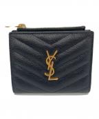 Saint Laurent Parisサンローランパリ）の古着「モノグラム バイフォールドウォレット　グレイン・ド・プードル エンボスレザー　コンパクトウォレット」｜ブラック