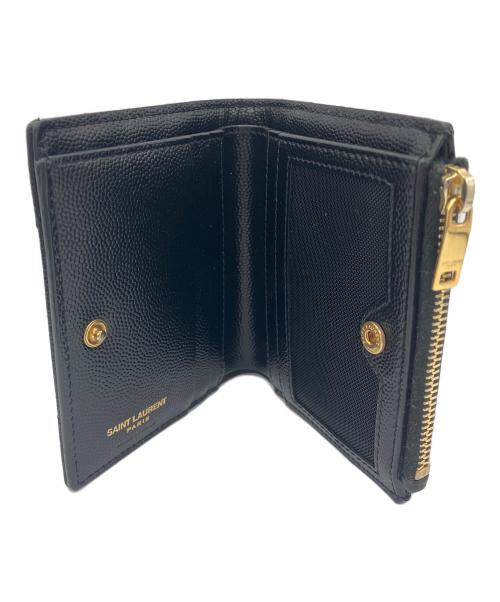 Saint Laurent Paris（サンローランパリ）Saint Laurent Paris (サンローランパリ) モノグラム バイフォールドウォレット　グレイン・ド・プードル エンボスレザー　コンパクトウォレット ブラックの古着・服飾アイテム