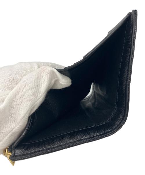 Saint Laurent Paris（サンローランパリ）Saint Laurent Paris (サンローランパリ) モノグラム バイフォールドウォレット　グレイン・ド・プードル エンボスレザー　コンパクトウォレット ブラックの古着・服飾アイテム