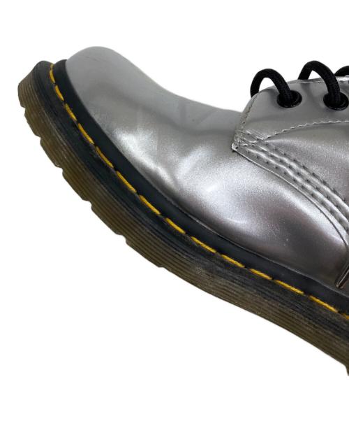 Dr.Martens（ドクターマーチン）Dr.Martens (ドクターマーチン) メタリック 8ホールブーツ シルバー サイズ:EU 41の古着・服飾アイテム