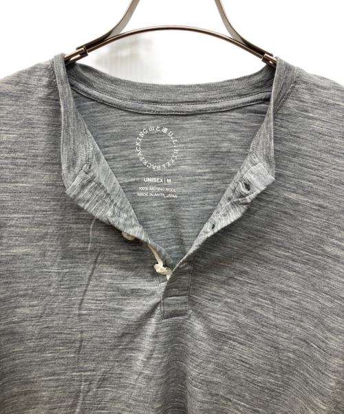 山と道（ヤマトミチ）山と道 (ヤマトミチ) ヘンリーネックＴシャツ グレー サイズ:Mの古着・服飾アイテム