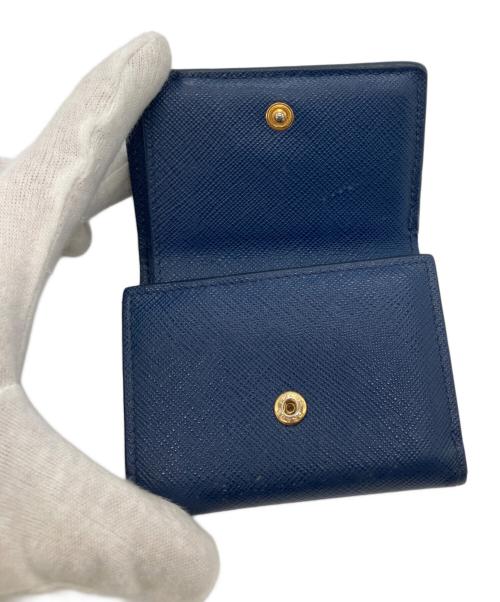 PRADA（プラダ）PRADA (プラダ) サフィアーノ　メタルロゴ　ミニウォレット　3つ折り財布 ブルーの古着・服飾アイテム