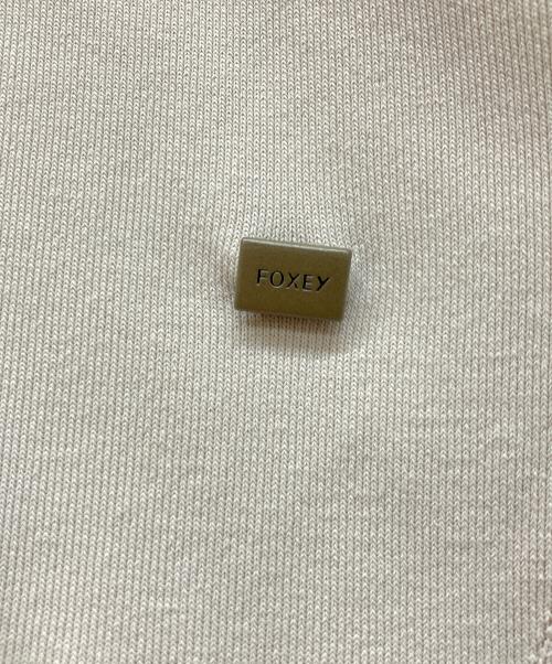 FOXEY NEWYORK（フォクシーニューヨーク）FOXEY NEWYORK (フォクシーニューヨーク) Vネックニット ベージュ サイズ:40の古着・服飾アイテム