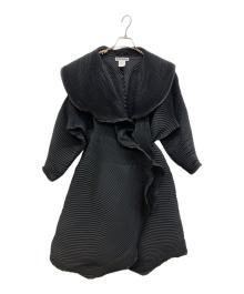 ISSEY MIYAKE（イッセイミヤケ）の古着「プリーツデザインスチームストレッチコート」｜ブラック