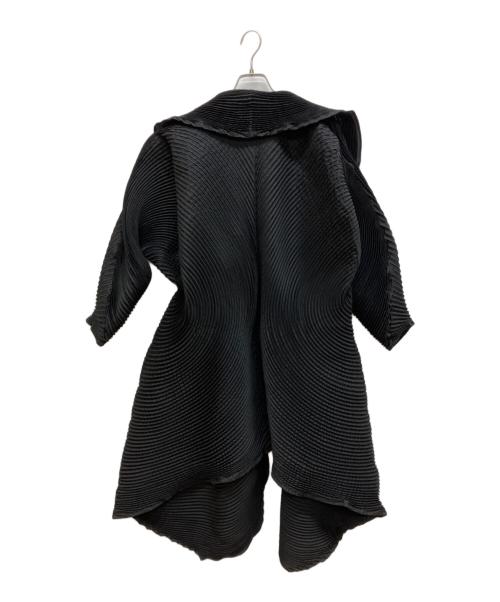 ISSEY MIYAKE（イッセイミヤケ）ISSEY MIYAKE (イッセイミヤケ) プリーツデザインスチームストレッチコート ブラック サイズ:2の古着・服飾アイテム