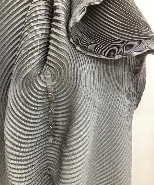 ISSEY MIYAKE（イッセイミヤケ）ISSEY MIYAKE (イッセイミヤケ) プリーツデザインスチームストレッチコート ブラック サイズ:2の古着・服飾アイテム