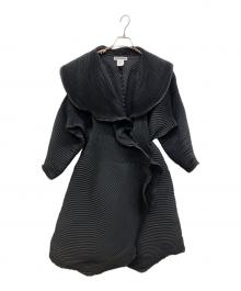 ISSEY MIYAKE（イッセイミヤケ）の古着「プリーツデザインスチームストレッチコート」｜ブラック